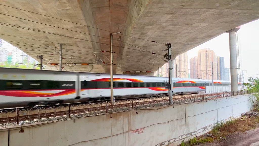 成渝高铁复兴号智能动车组重庆北开往成都东担当g8628次列车通过随拍