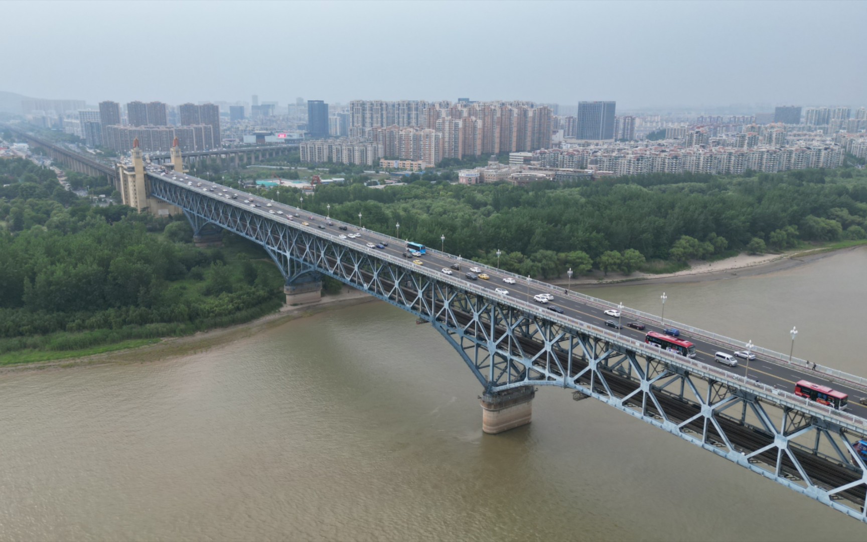 無人機跟拍南京長江大橋江邊慢跑