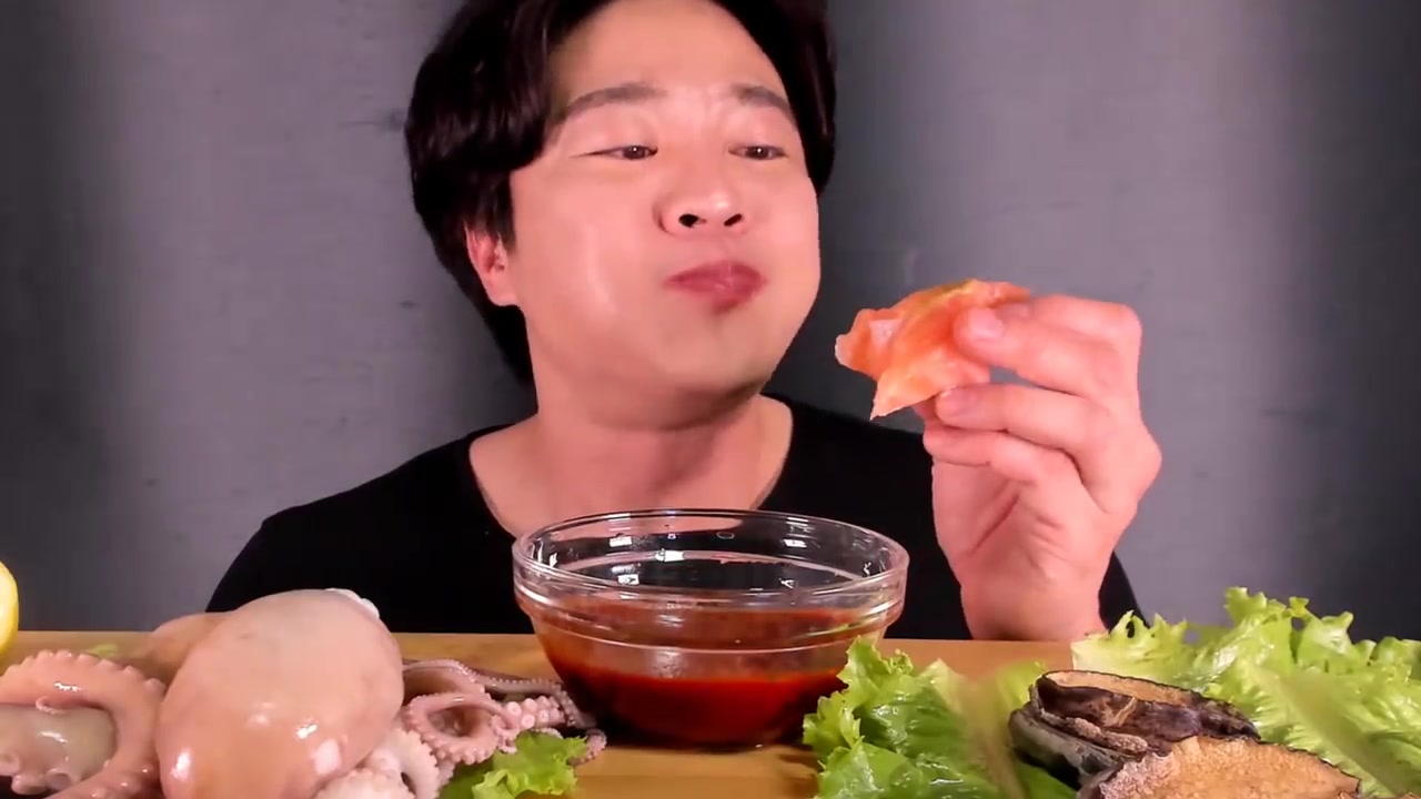 超级大胃王吃巨型章鱼和鲑鱼鲍鱼和鱿鱼giantoctopussalmonmukbang