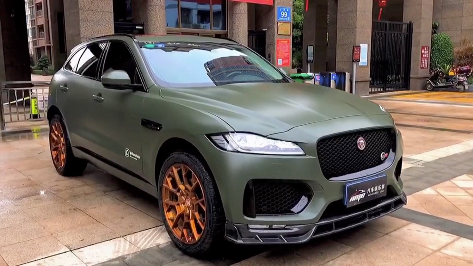 捷豹f-pace车身改色贴膜,漆面橄榄绿改色贴膜,换种颜色换种心情