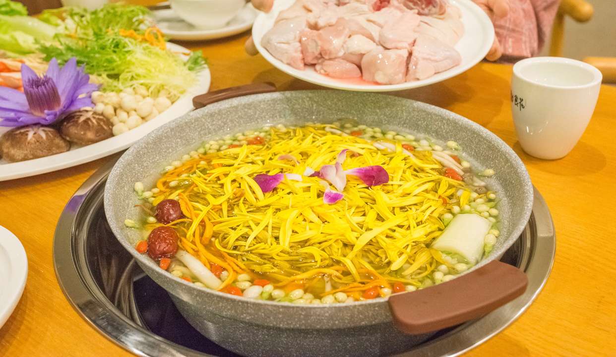 深圳美食:深圳首家黄色火锅,满锅都是菊花,吃了不上火!