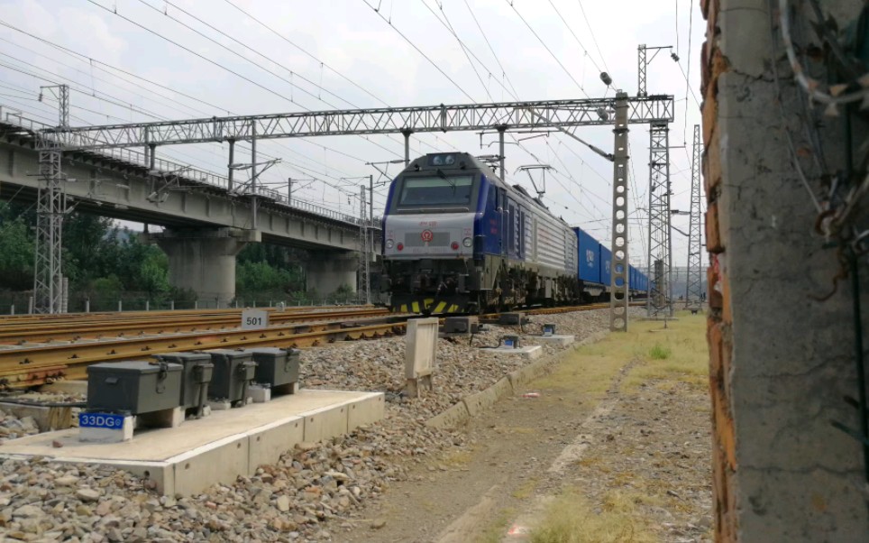 爽!中欧班列高速通过党家庄站,劲爆轮轨声!