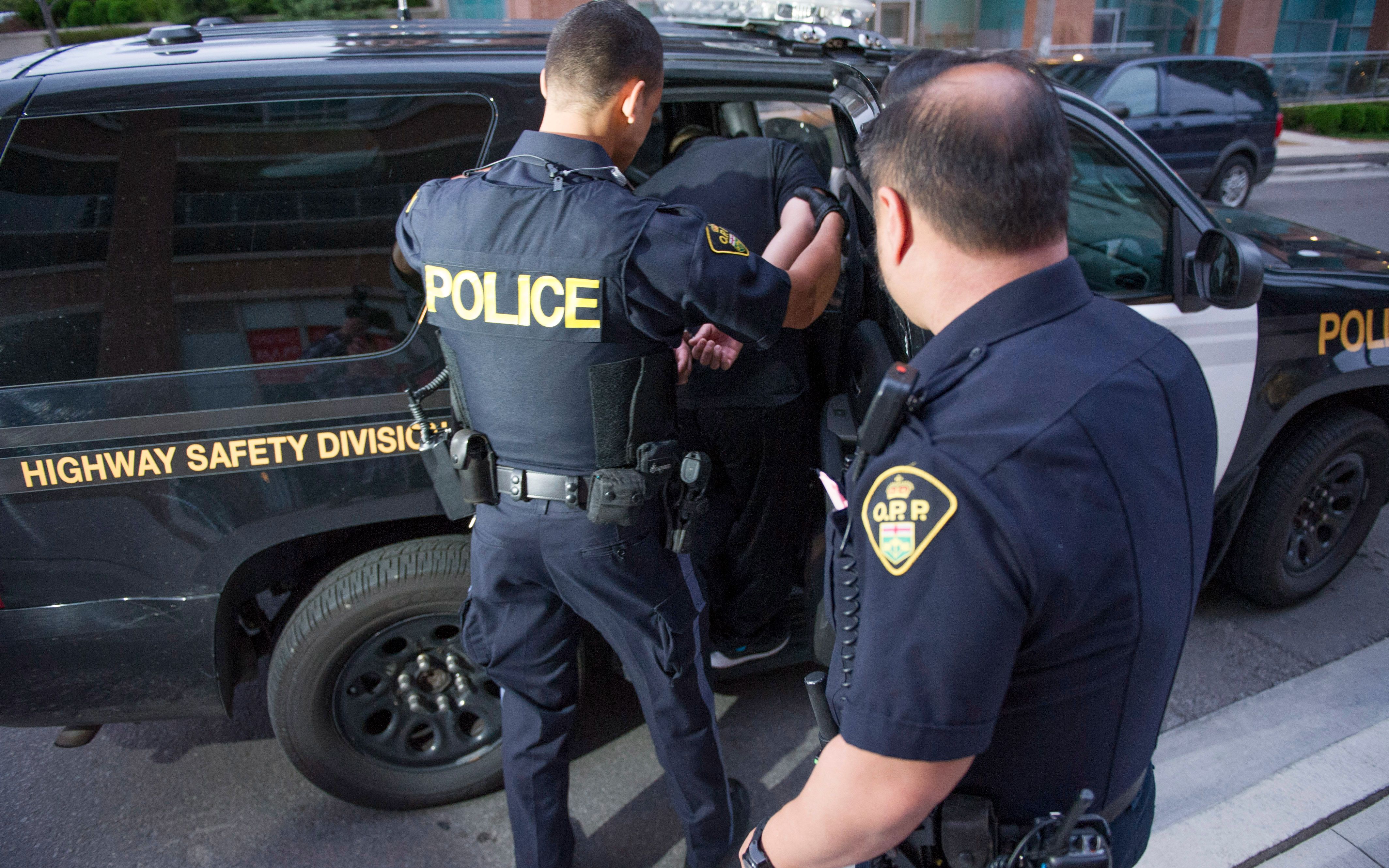 实录国外警察抓捕疑犯的过程,请大家做好自身的防护