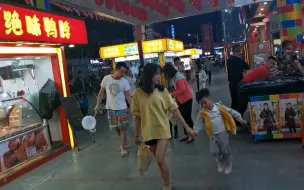 下载视频: 实拍东莞厚街夜市，年轻人少了冷冷清清，再也没有昔日的热闹繁华