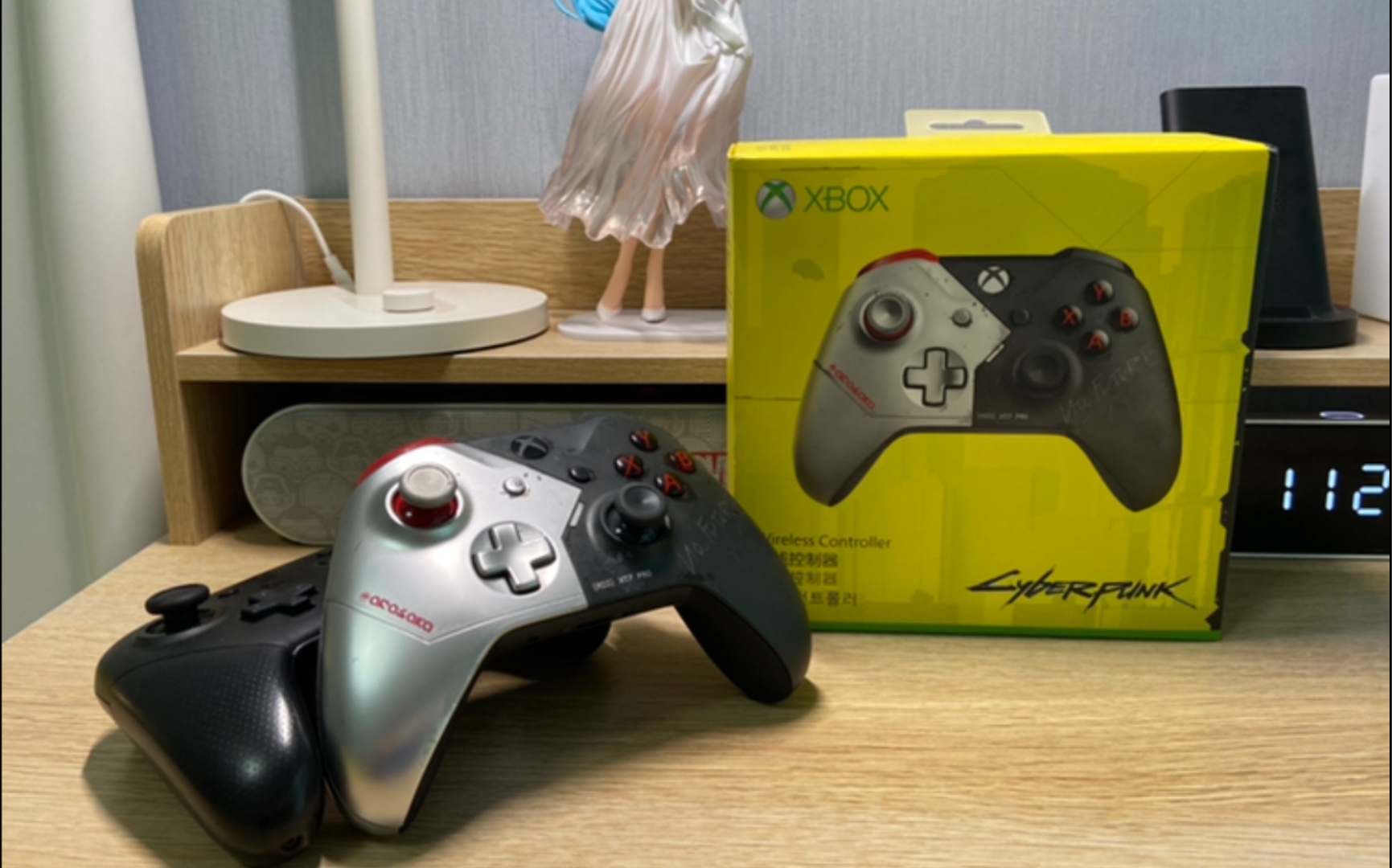 赛博朋克2077联名限量款(xbox)手柄和switch pro手柄对比