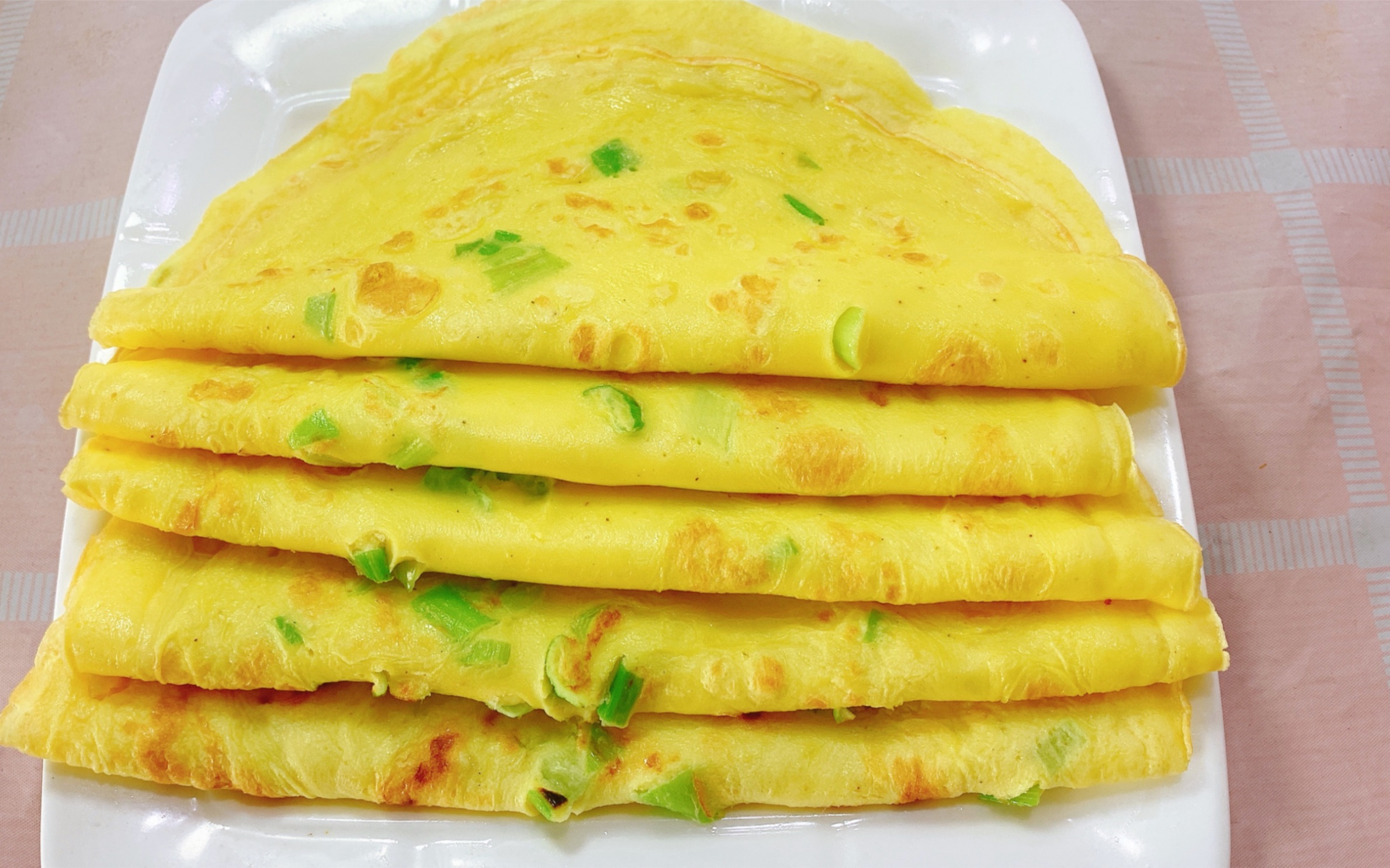 快速早餐鸡蛋饼,不用揉面不醒面,1分钟一张,香软可口,老人小孩都爱吃.