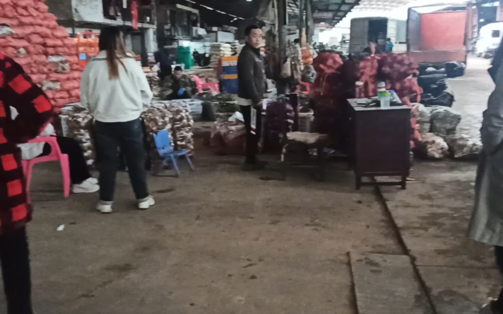 走进武汉白沙洲农副产品大市场,就像闯入了一个繁忙的食品江湖