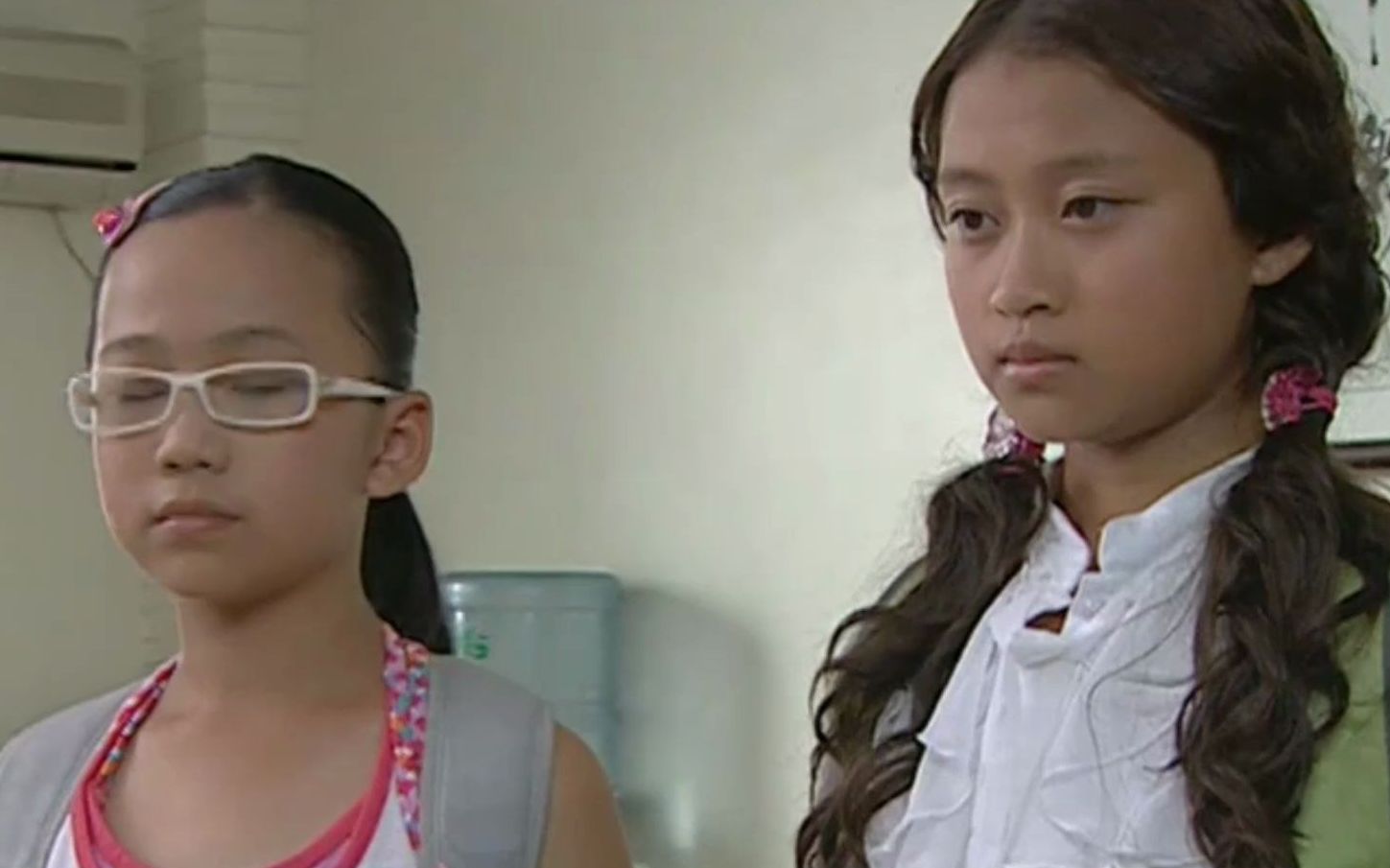 【巴啦啦小魔仙】美琪美雪听老奶奶讲述了自己一个人留在家的故事!