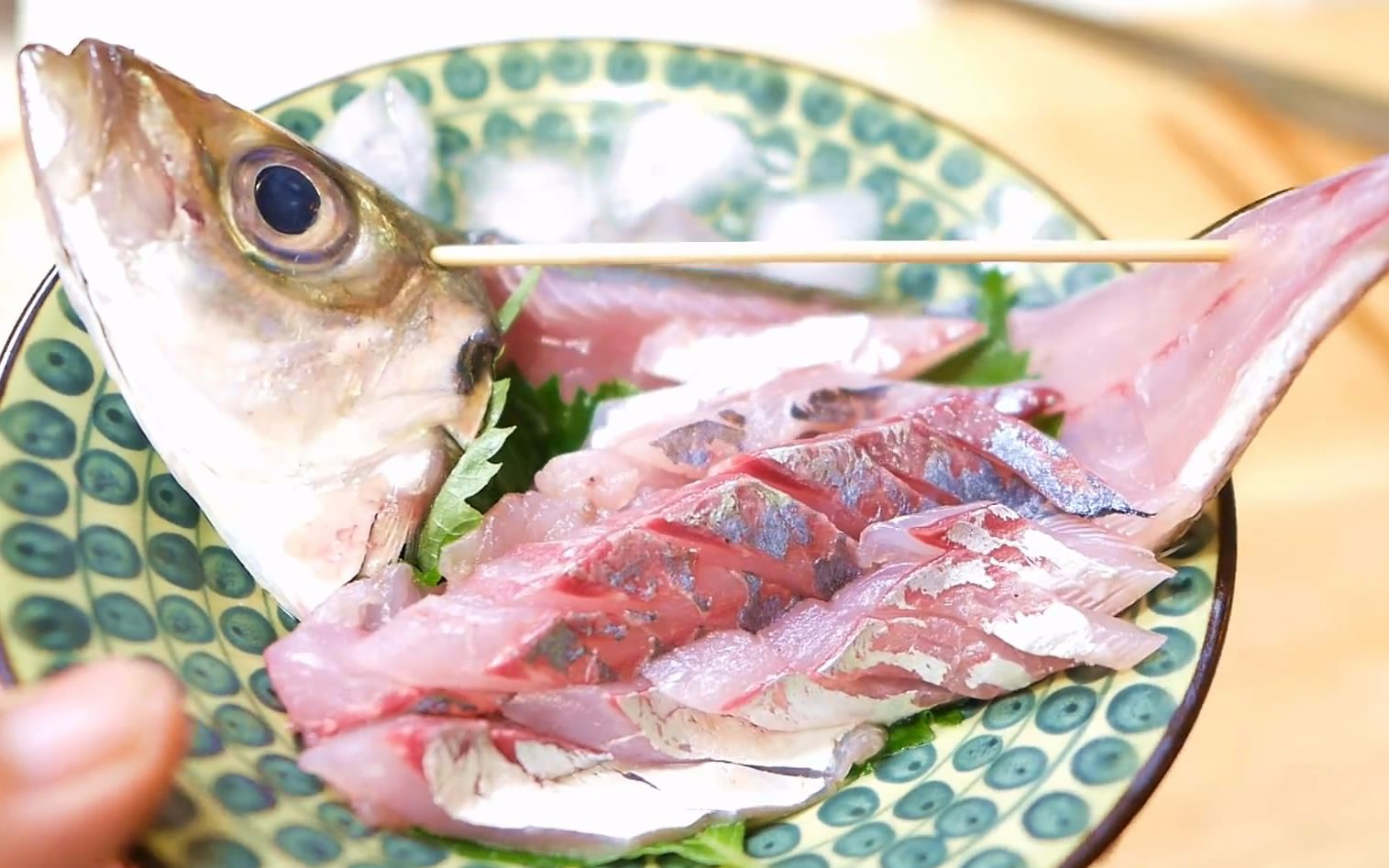 啤酒叔又做刺身了吃了,超新鲜的竹荚鱼姿造り_哔哩哔哩 (゜-゜)つロ