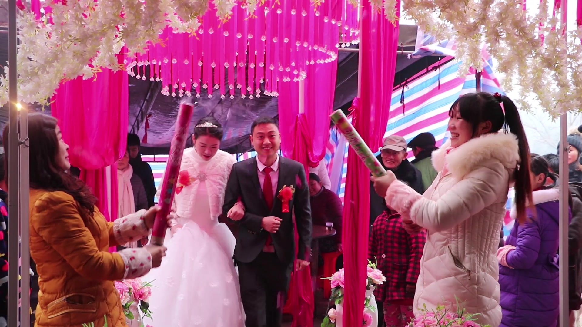 贵州这个小县城里到底在做什么,马路中间全是人,交警不管?