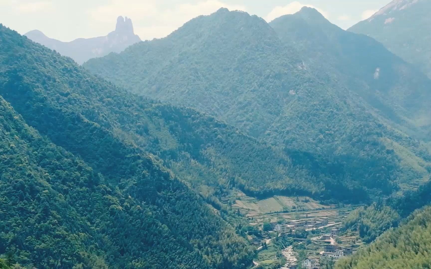 [图]第十七届红色专项“挑战杯”国家特等奖作品《翻山人守山人寻山人》