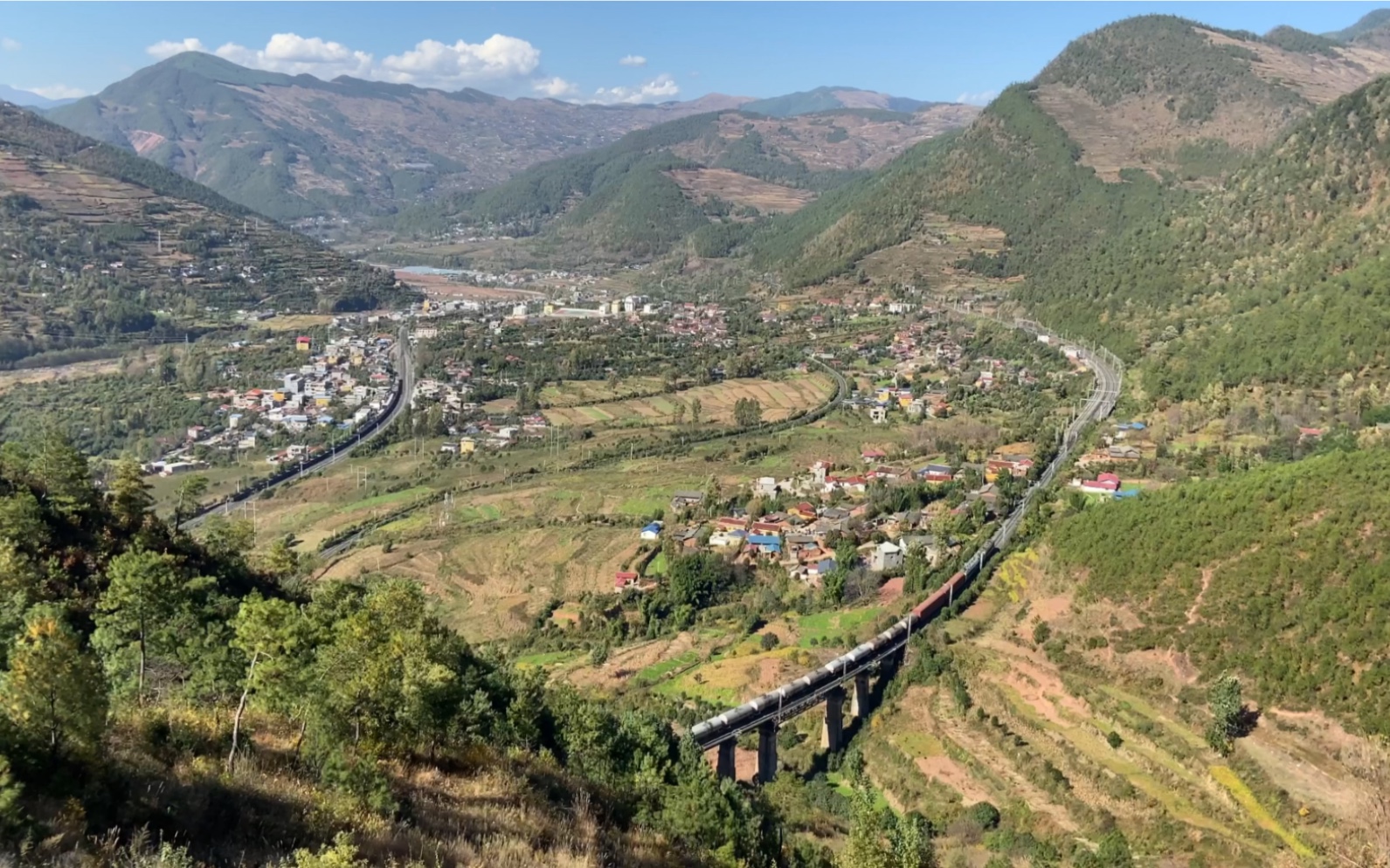 成昆两河口展线列车交汇全记录