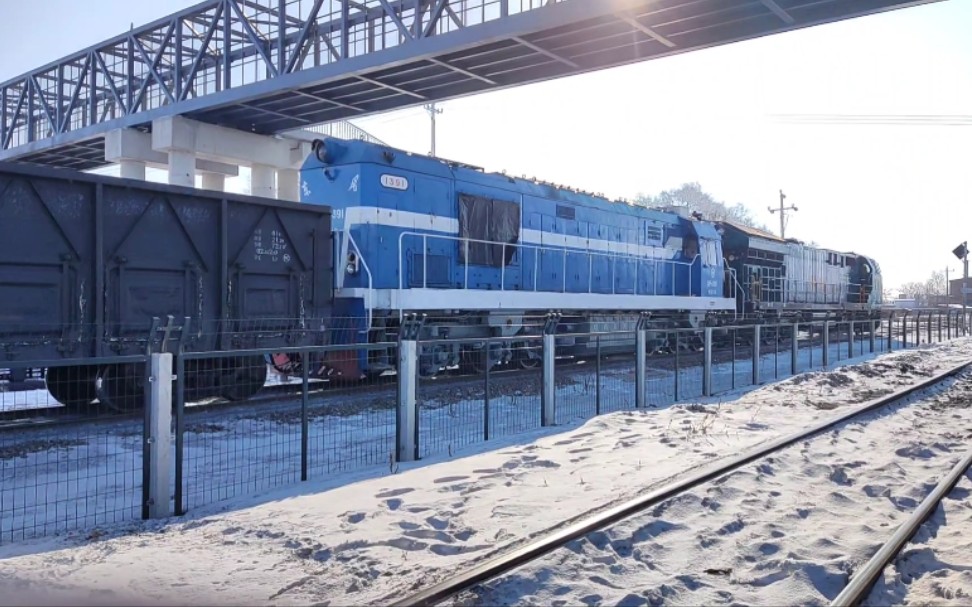 [铁道·富嫩线]货运·无火回送 货列加速出站的记录 hxn5&df5的同框