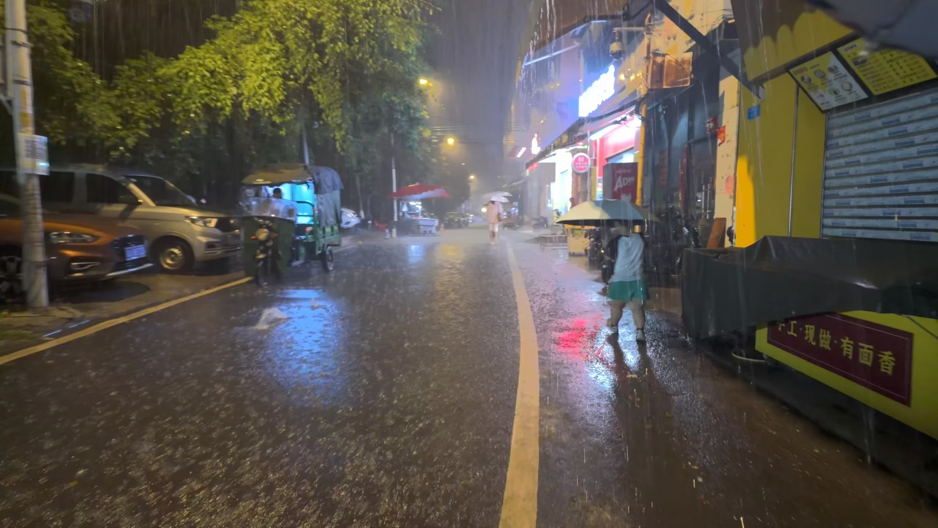 【4K】广州雷暴雨漫步城中村街景