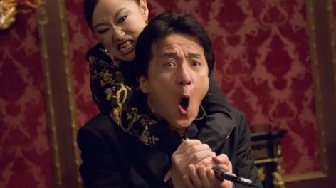 严肃机警的李探长(成龙 饰)和贫嘴的警探james carter (chris tucker