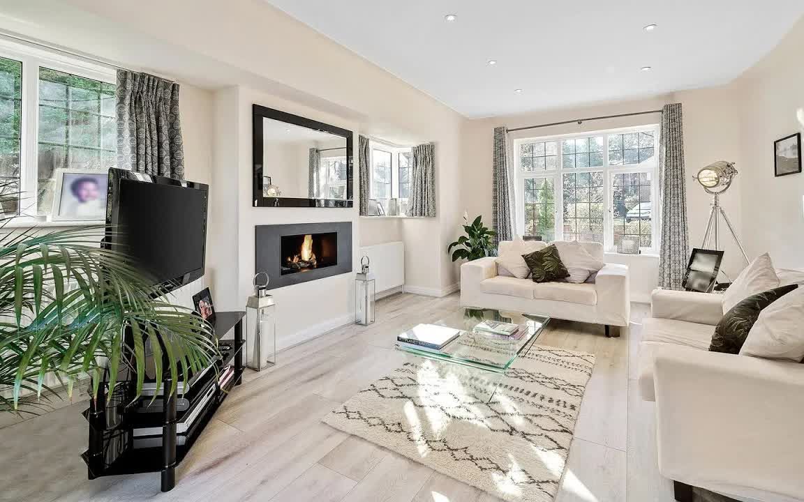 家庭住宅之旅!找一个拥有明亮的内饰的别墅