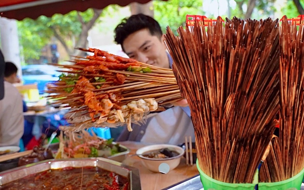 [图]重庆“最便宜的串串”，三毛五一串，锅底还不要钱，4个人吃饱喝足只花了170元