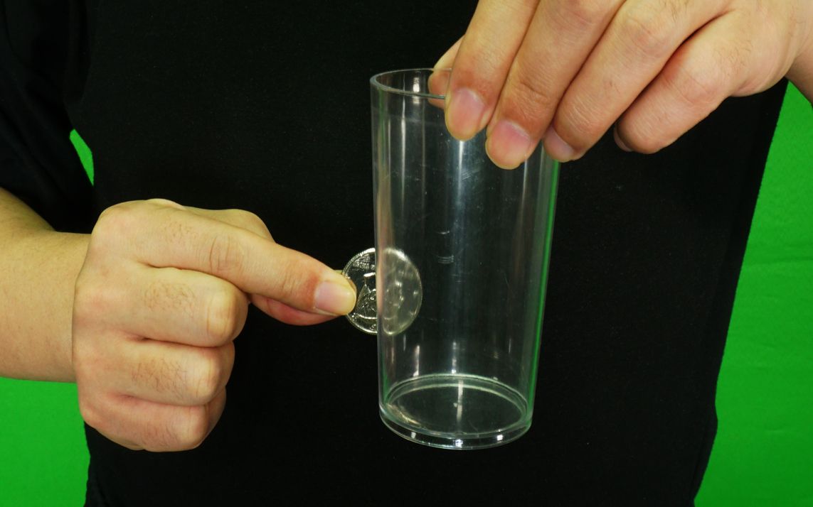 硬币隔空变入透明杯子比春晚魔术还简单学会逗朋友玩
