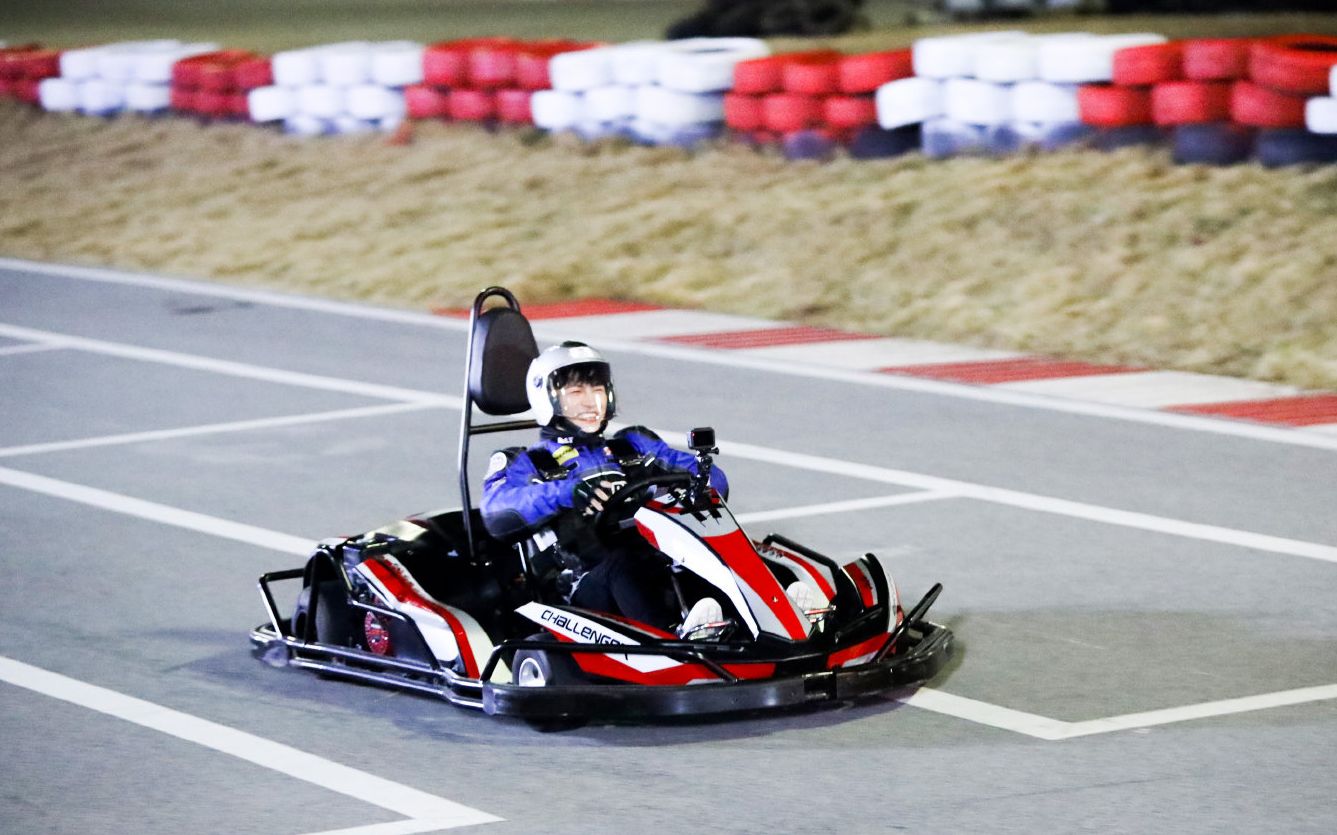 周深当周教授开着卡丁车行驶在狭窄的单行道上