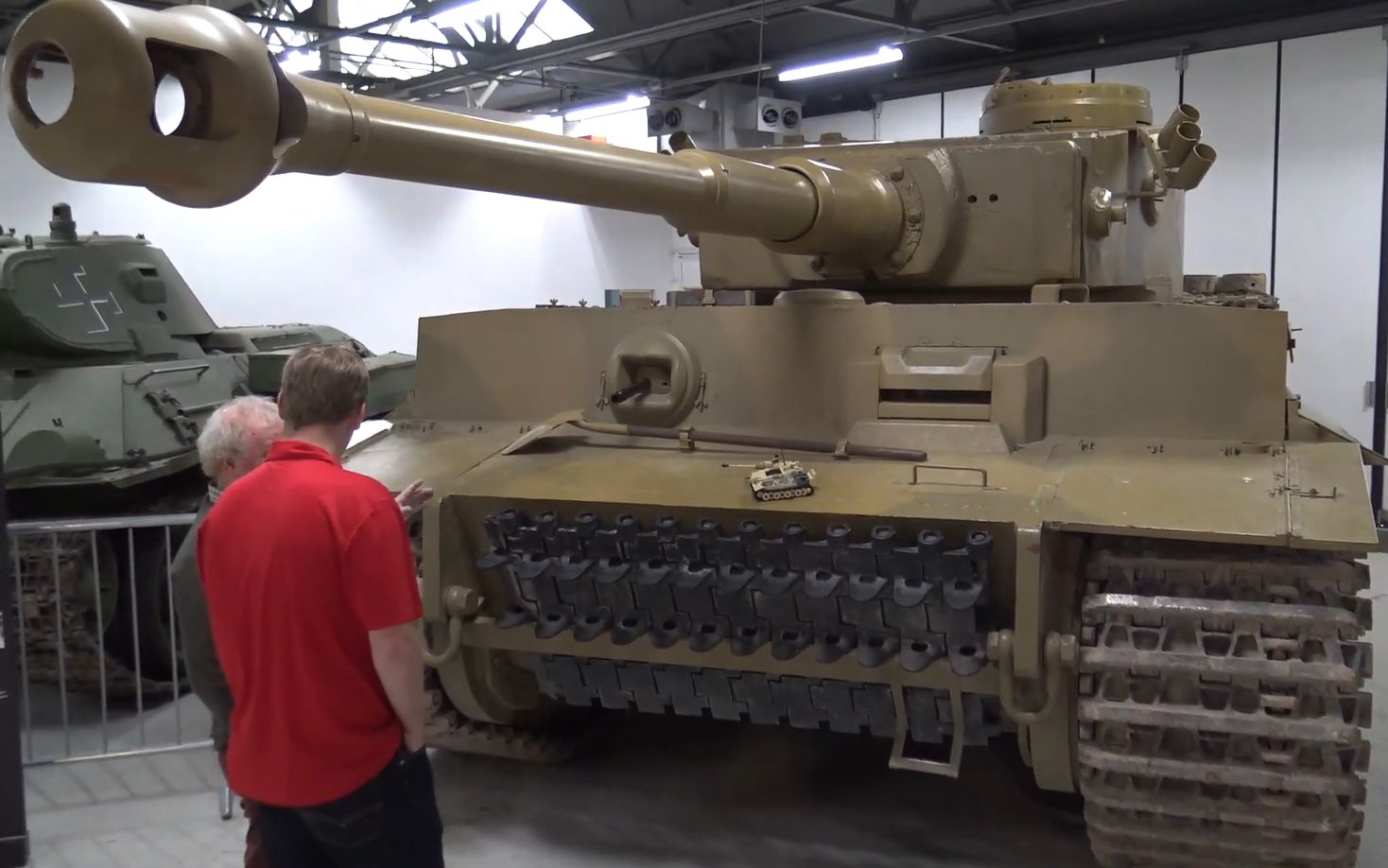 【拼砌大师】「brickmania最后的虎式」当bm虎式131#坦克与博物馆真车