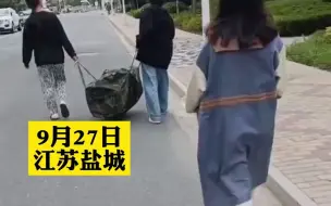 Download Video: 破防了！女大学生顺手卖纸壳换电费，却被收废品爷爷关切询问是否需要资助