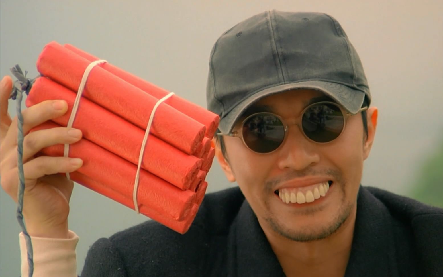 星爷粤语原声,回魂夜中星爷为战胜恐惧不惜玩超大鞭炮,名场面