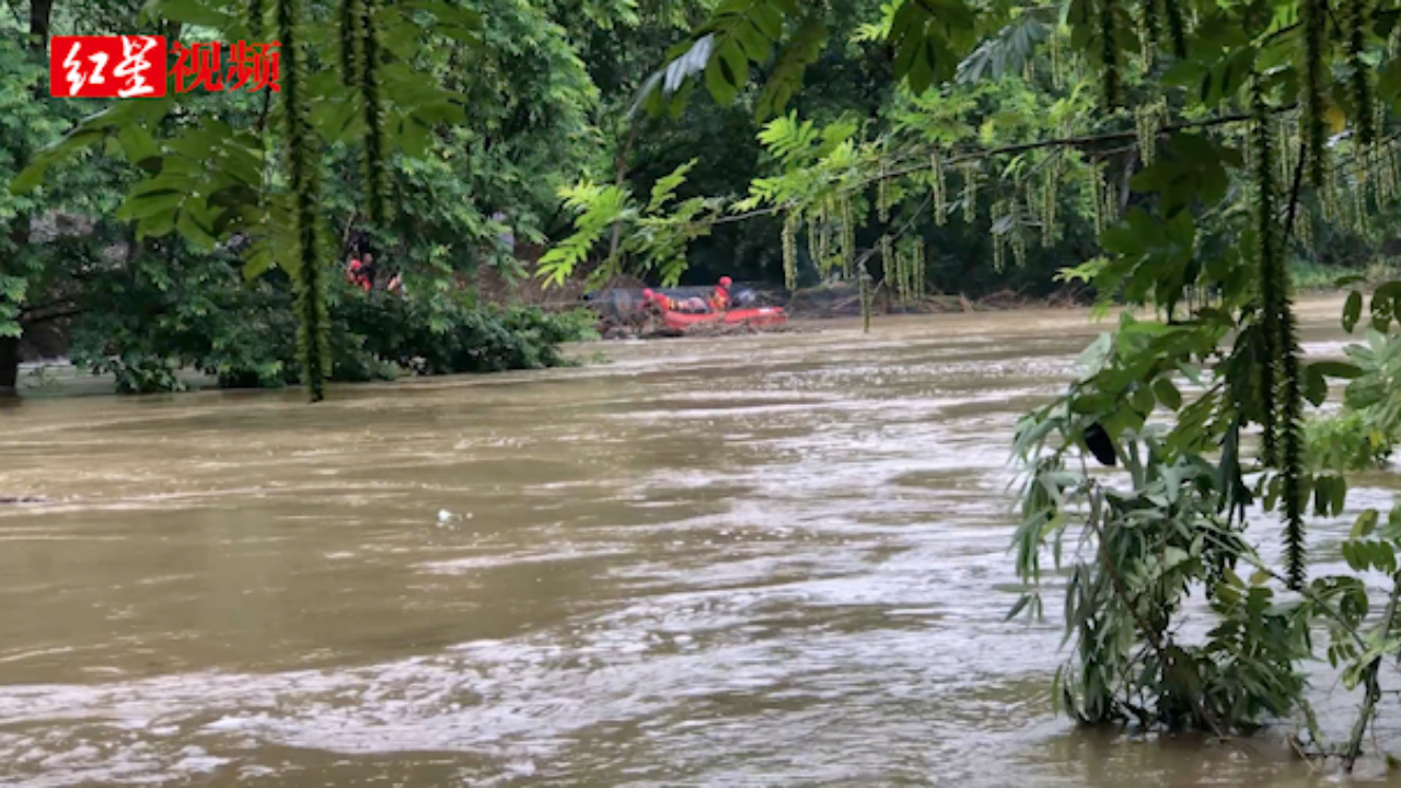 紧急救援!暴雨突降河水上涨,贵州黄果树11名工人被困“孤岛”哔哩哔哩bilibili