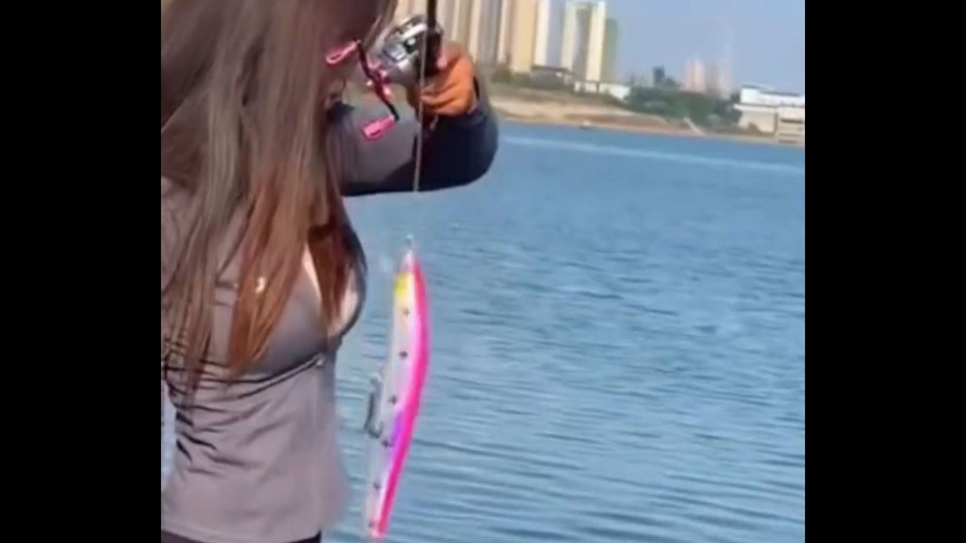 "你觉得姐姐这钓鱼竿法怎么样?