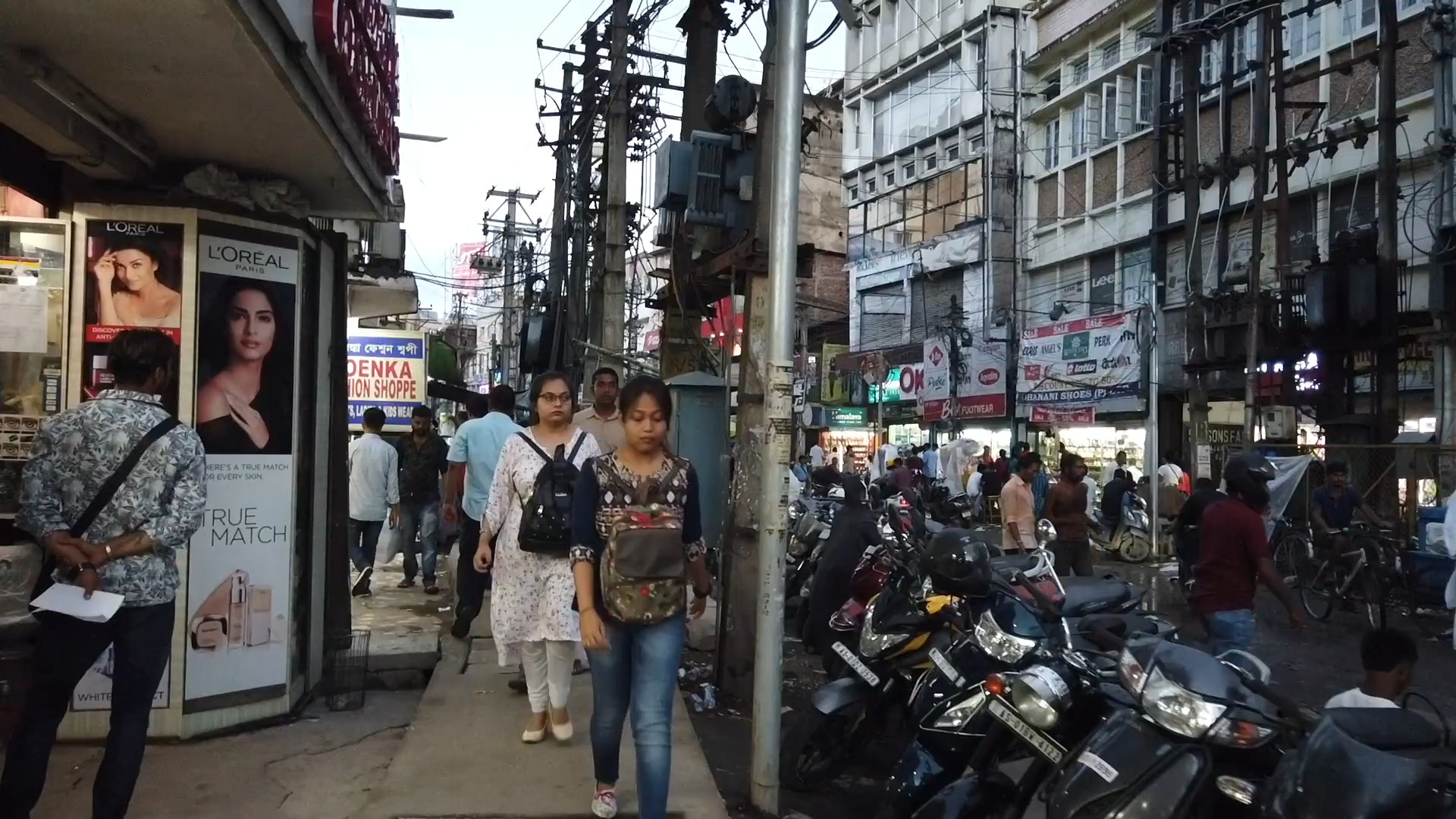 阿萨姆邦最大城市古瓦哈蒂(guwahati)市中心地段边走边拍, 人口超过