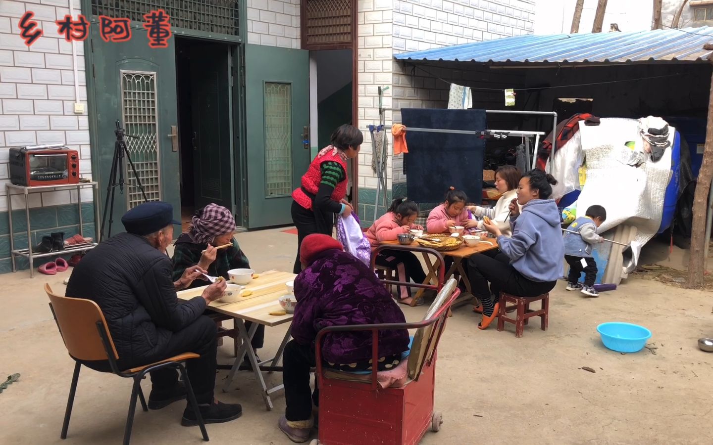 农村小伙做了一锅鸡肉,一家四代同堂在一起吃饭,多么温馨的画面