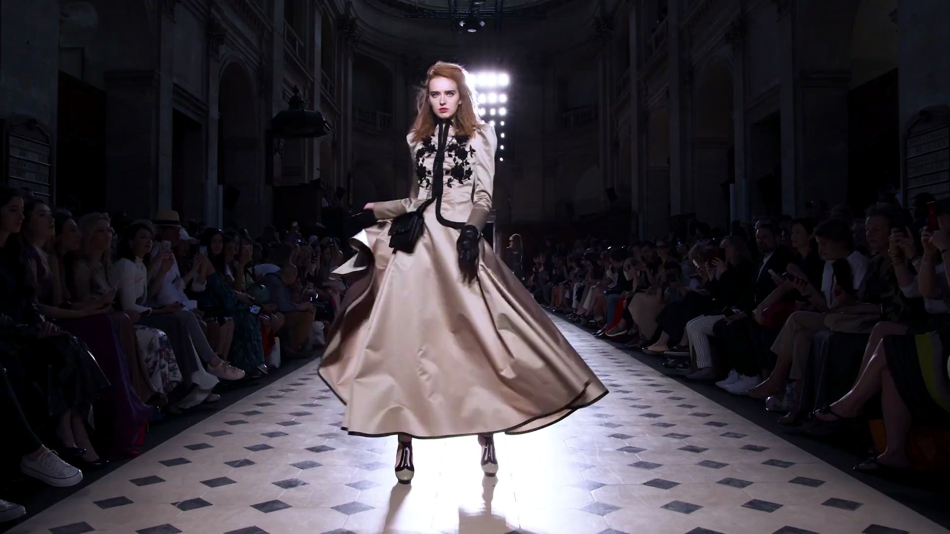 [巴黎高定时装周]|你想知道裙摆是怎么摇曳的吗|我要你做我的裙下之臣