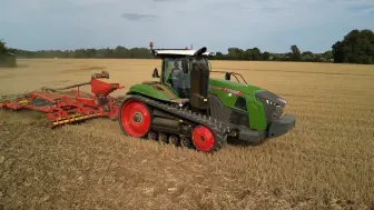 Tải video: 全新的Fendt 1156 Vario MT和旧款943 Vario MT团队为2025年的播种做准备