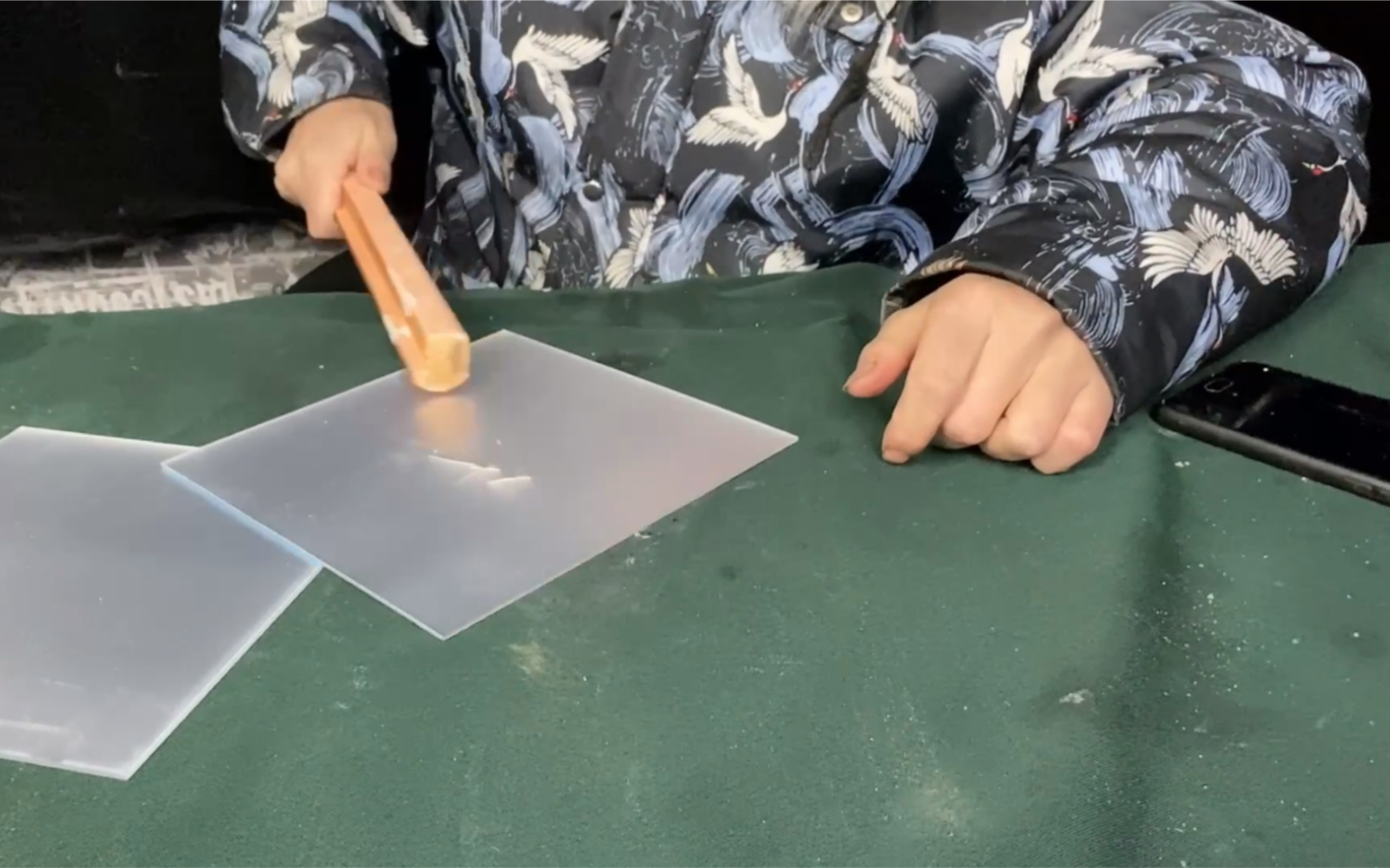 据说这是个砸不破的镜子,也摔不破如果是真的,卖镜子都要改行_哔哩