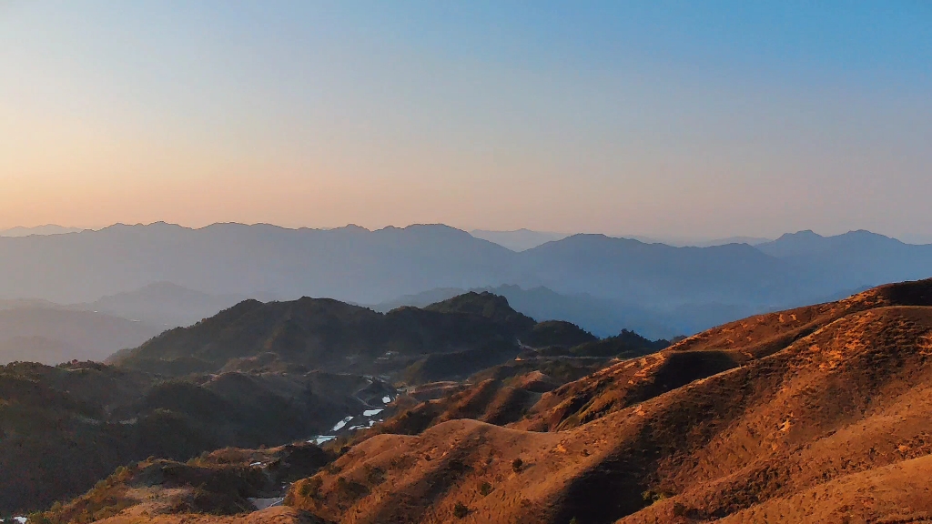 一片崇山峻岭之巅融水摩天岭