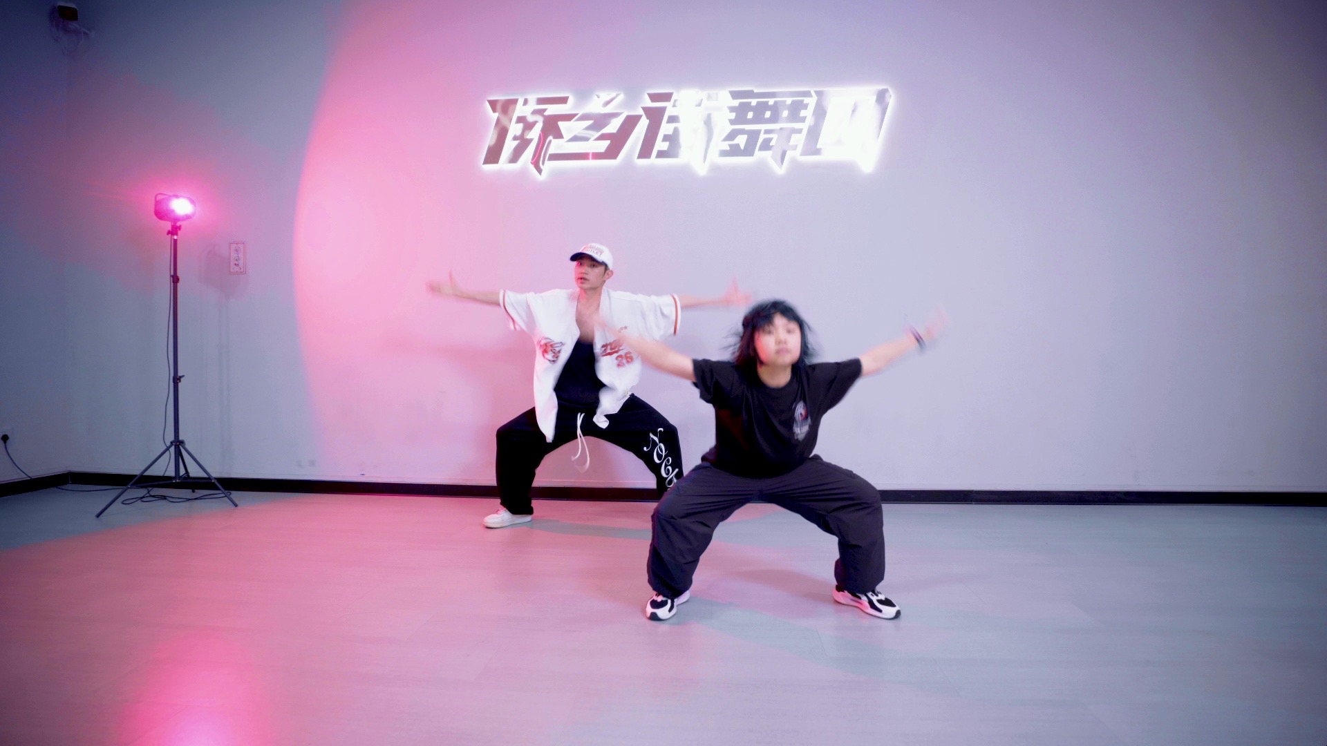 997415馨语老师和私教翁暖意 90带来美丽的爵士舞《solo》