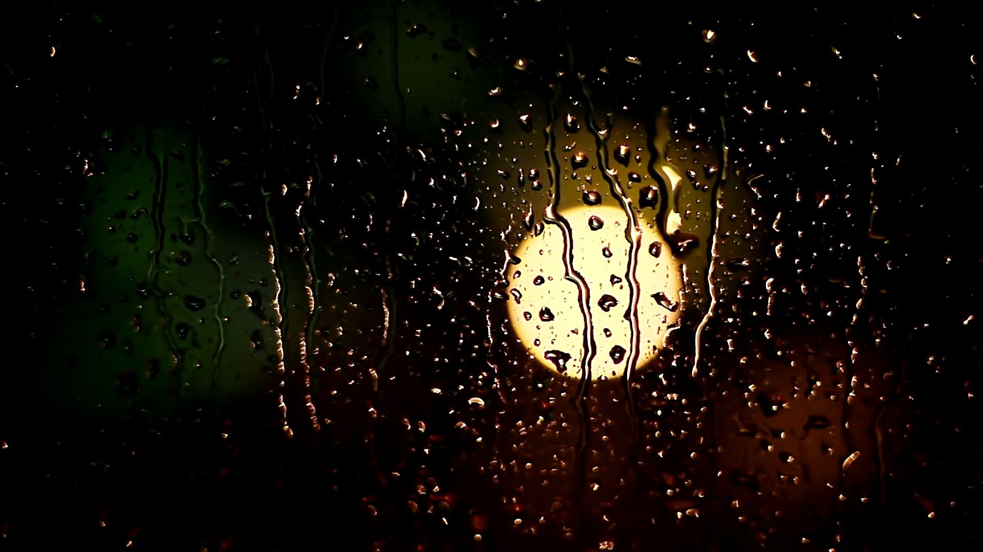 夜晚窗外下雨图片真实图片