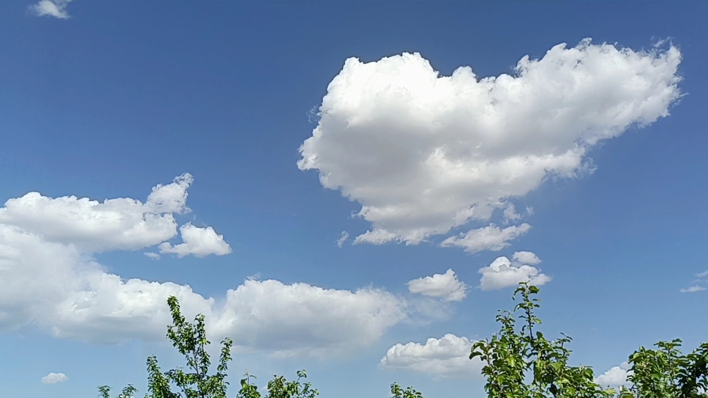 云朵是爱心形状的耶