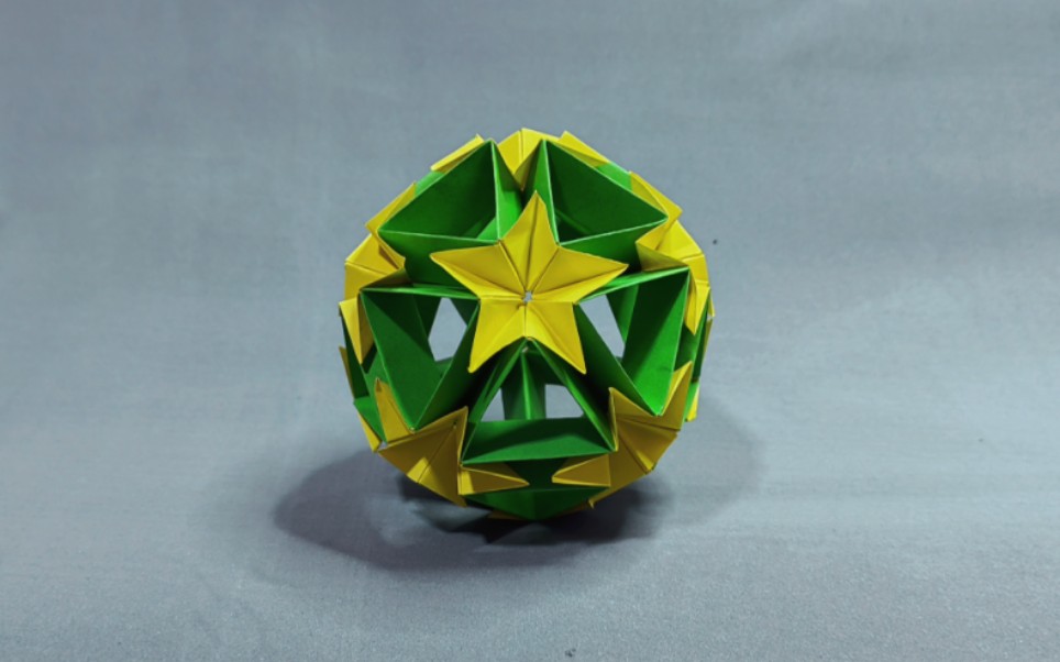 非常漂酿的镂空五角星花球折纸挂在房子里太美啦