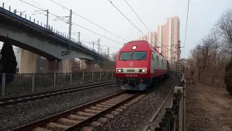 【中国铁路】1462次驶向北京方向。