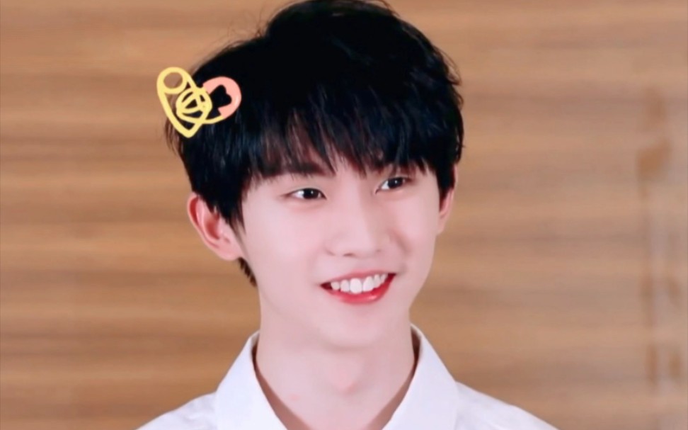 大家好,我是既有虎牙又有兔牙的马嘉祺.