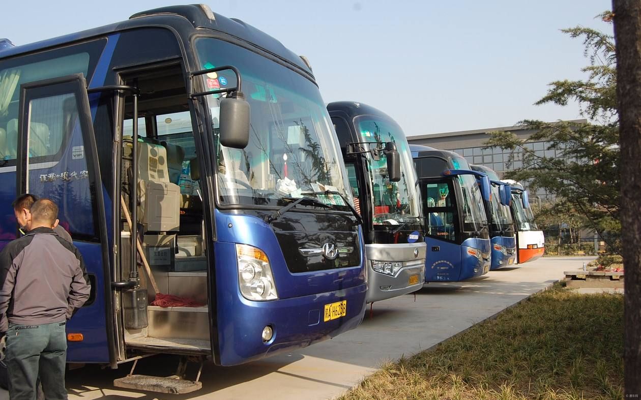 合肥14岁男生开大巴宛如"老司机" 这一车人不慌吗?