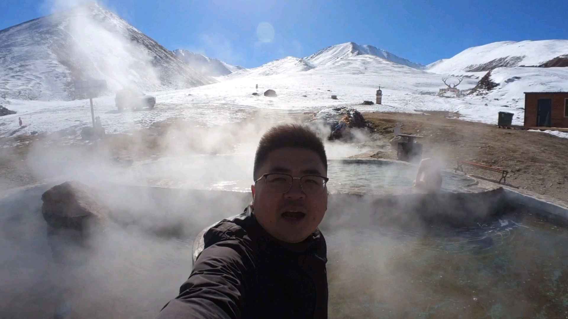 雪山环抱山野温泉,快带她来泡温泉吧,青海湖周边野温泉推荐,青海怎么玩?哔哩哔哩bilibili