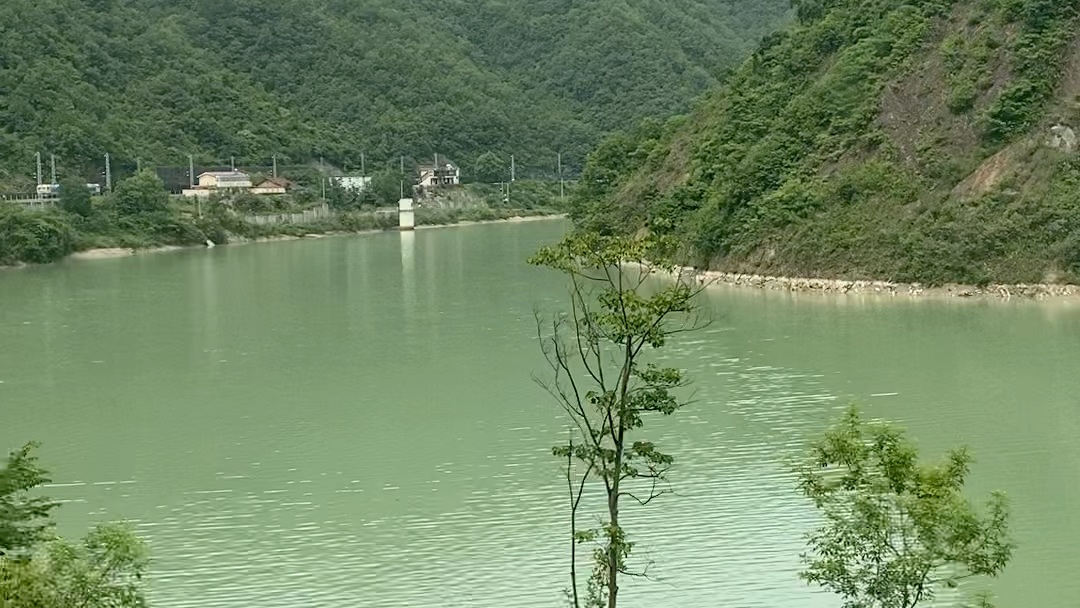 [图]秦巴山地深处的嘉陵江，宝成铁路沿线美景