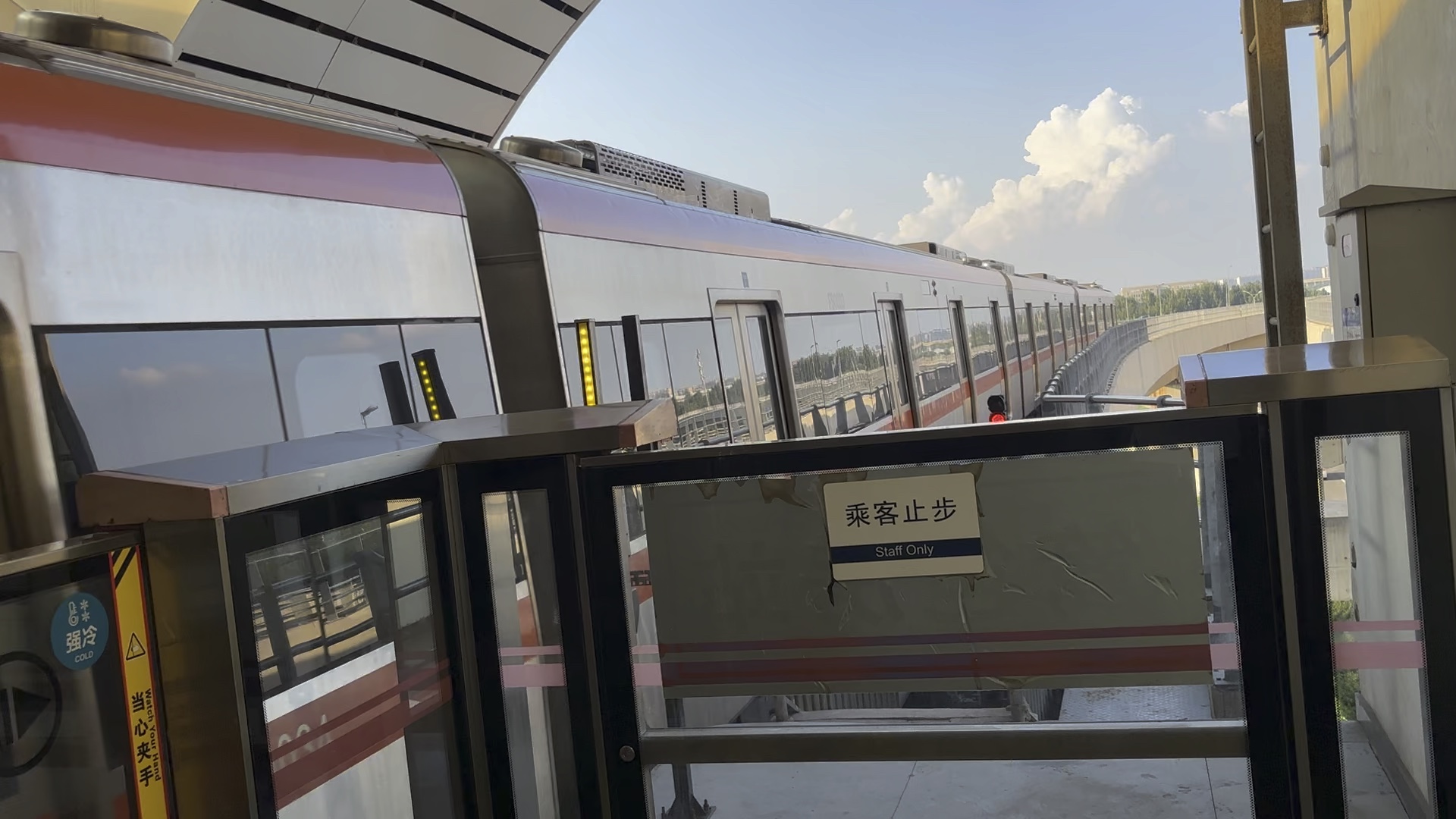 北京地铁房山线bjd01-fs003阎村东方向进篱笆房