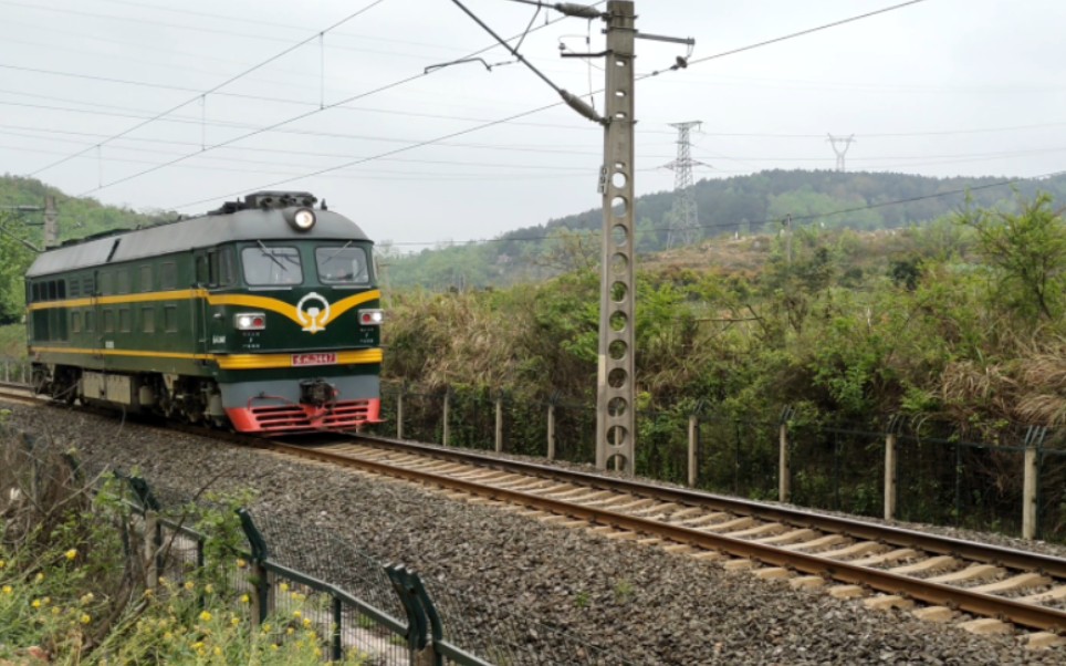 武警df4b3447小运转单机52519经过轻纺铁桥