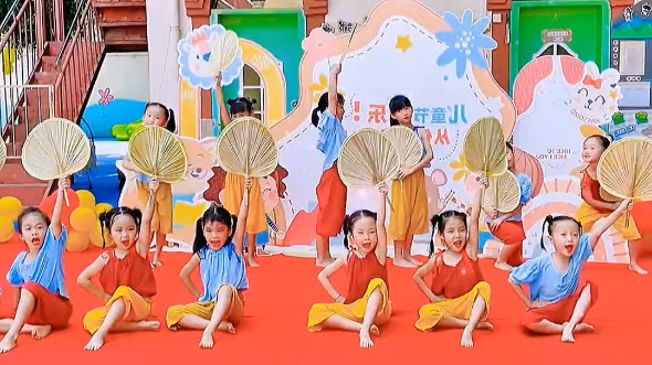 [图]幼儿舞蹈《夏日的蒲扇》六一毕业女生舞蹈，孩子们拿着蒲扇跳舞像小精灵一样可爱！这个节目欢快活泼，适合六一、毕业等大型活动演出表演！