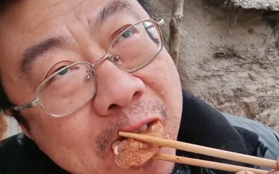 孙校长吃上猪脚饭了无奈没有筷子只能拿树枝吃