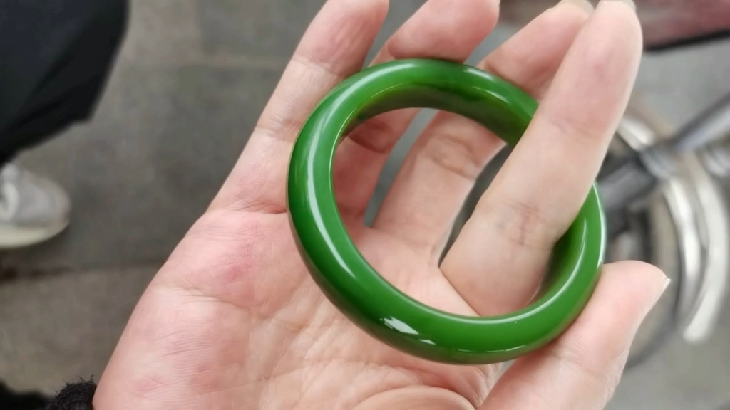 收藏款和田玉碧玉手镯,7号矿料子.小圈口52口径的,福利价能带上的来