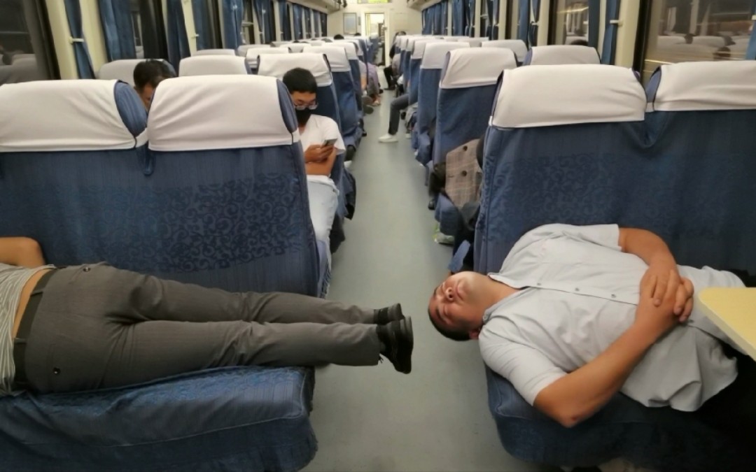 三天不洗澡6分钟带你走一趟广州到拉萨56个小时的绿皮硬座火车走廊上