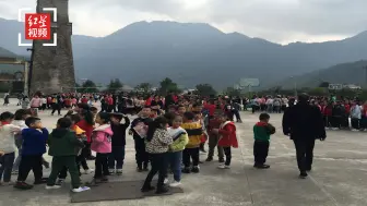 Скачать видео: 四川北川4.7级地震瞬间视频！学校及时疏散学生 暂无伤亡报告